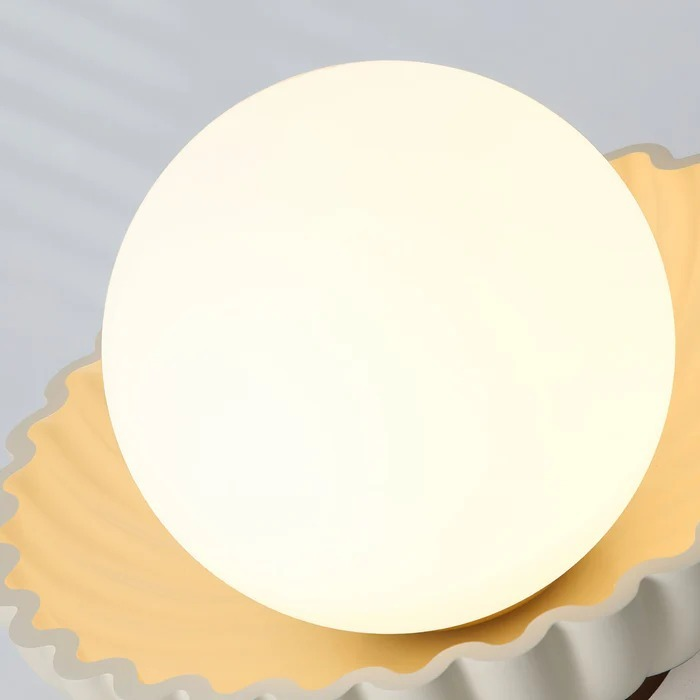 Żelazna lampa sufitowa do korytarza