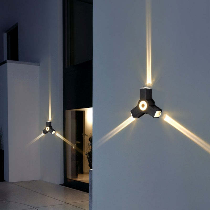 Zewnętrzna lampa ścienna w kształcie krzyża z ciepłobiałymi diodami LED