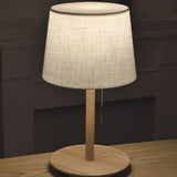 Lampa Gentle Glow wykonana z drewna orzecha nordyckiego z luksusowymi akcentami z tkaniny